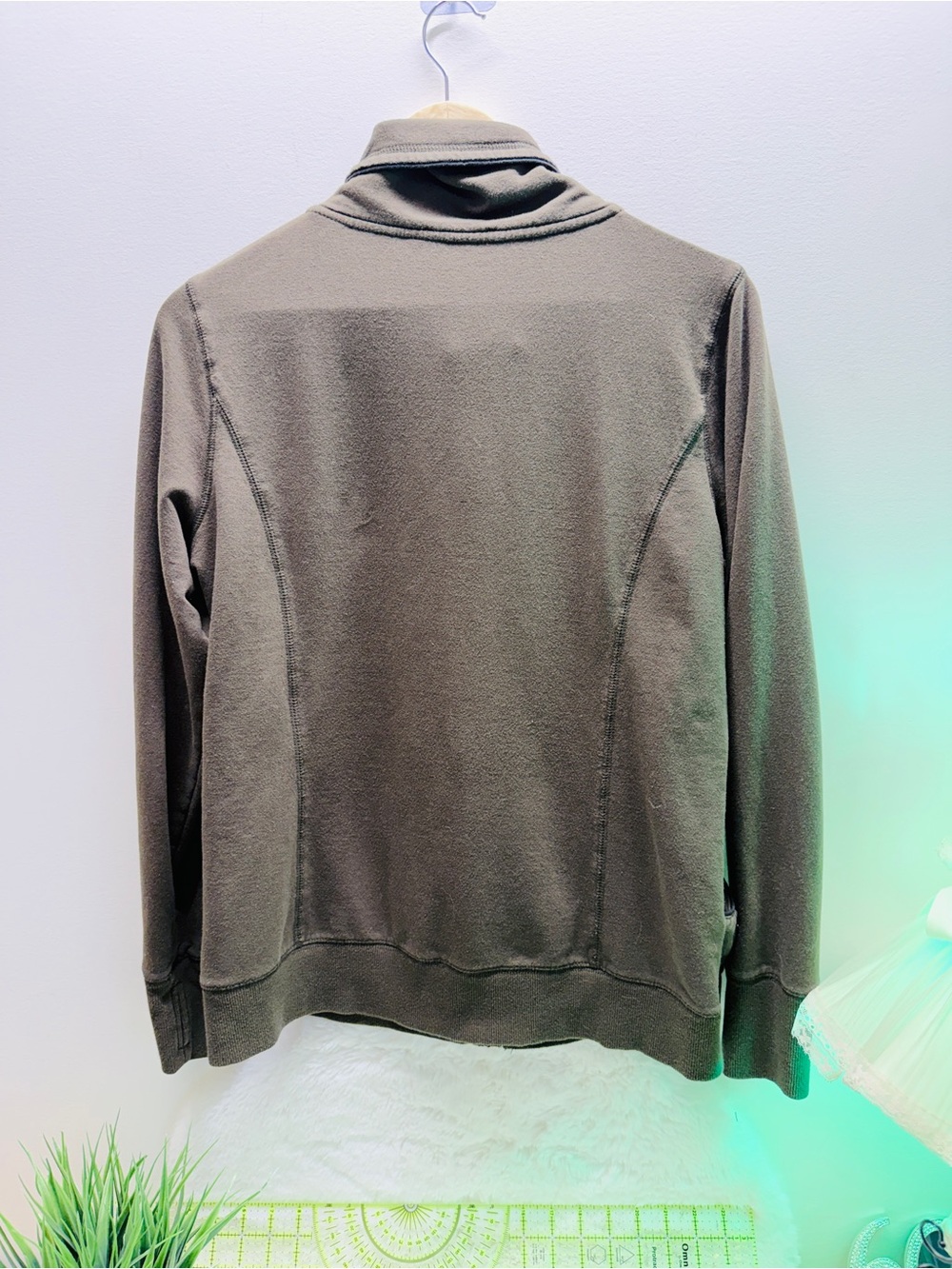 48% Cotton Dark Olive Zip-Up Sweater w/Thumb Holes & Pockets Cabinets Staple 🏡 - Picture 5 of 7